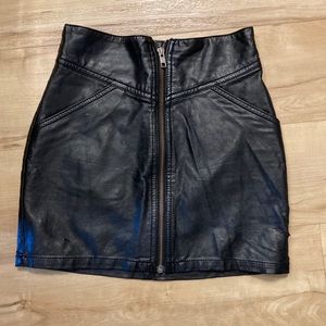 Leather mini skirt with front zipper and pockets